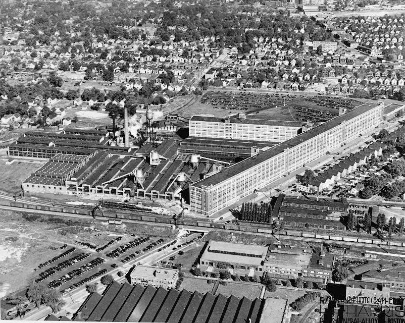 Fisher Body Company, Cleveland Ohio Mid-20<sup>th</sup> century photograph, aeria}. view looking east