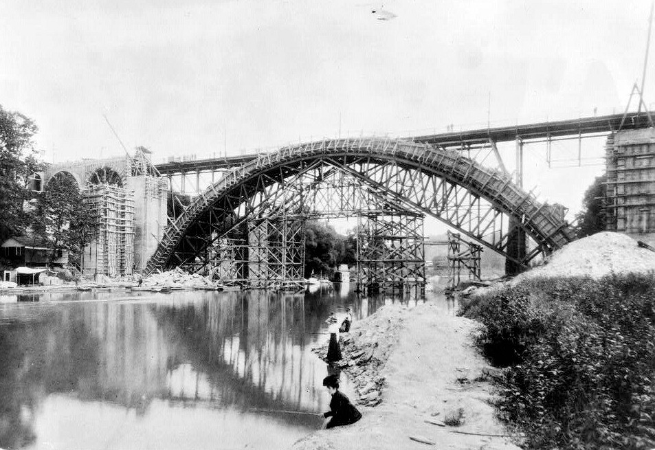 1909 ROCKY RIVER BRIDGE UNDER CONSTRUCTION, VIEW LOOKING SOUTH SHOWING FORMER HIGH-LEVEL BRIDGE IN BACKGROUND