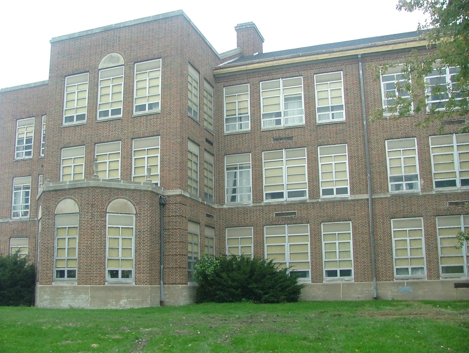 Theodore Roosevelt High School, Gary Indiana West room extension on facade, 1946 section. Camera facing north (2010)