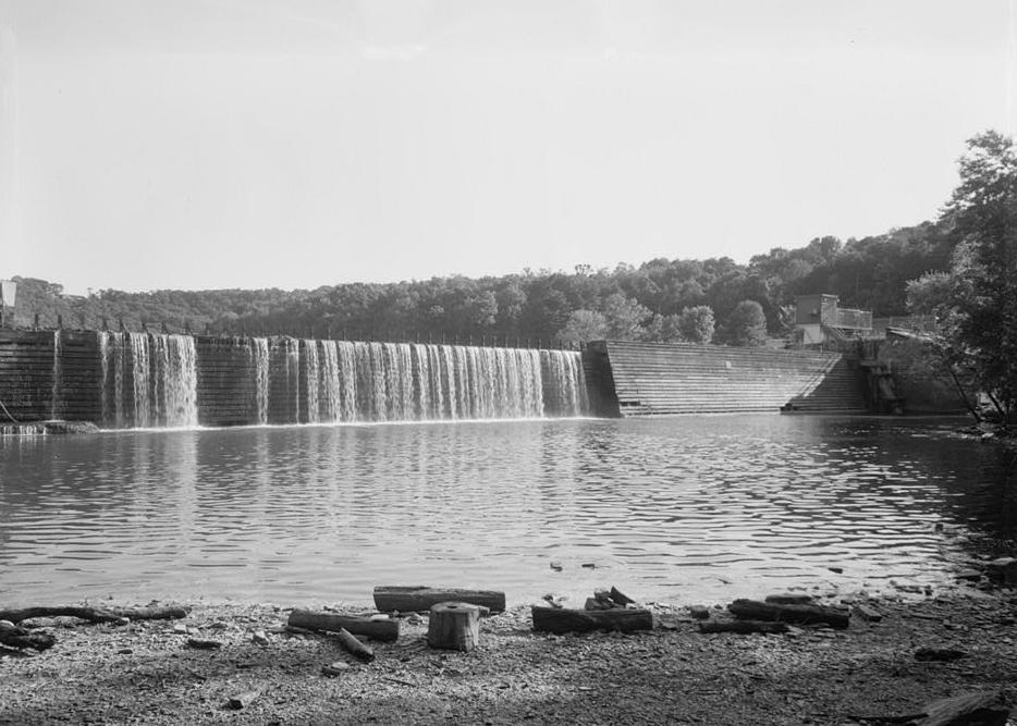 DOWNSTREAM FACE OF DAM WITH SPILLWAY SECTION TO LEFT AND NON-OVERFLOW SECTION TO RIGHT (1992)
